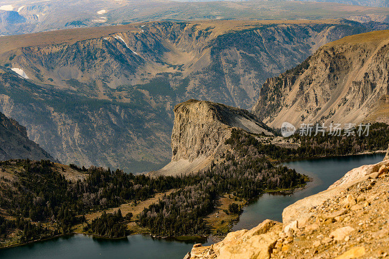 Beartooth Absaroka Byway风景如画的原始山湖，怀俄明州